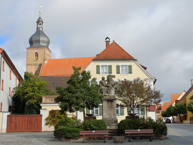 Stadtkirche Merkendorf mit Marktplatz